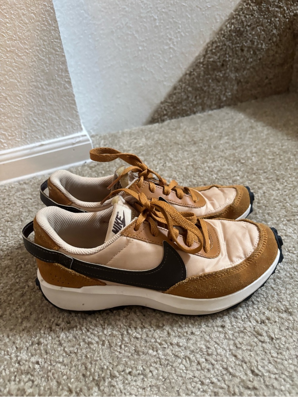 Nike gold/tan waffle debut sneakers size 7